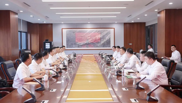 岳文彥一行拜訪(fǎng)永鋒集團(tuán)董事長(zhǎng)劉鋒